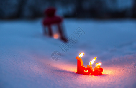 雪地里的情人节爱心蜡烛高清图片