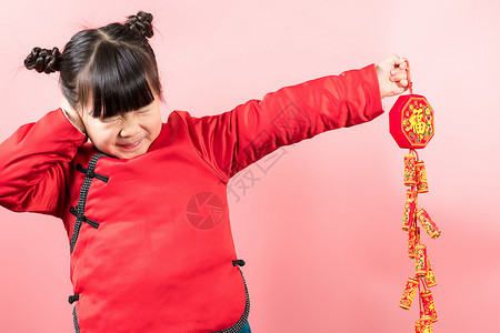 春节文明素材新春手拿鞭炮的小朋友背景