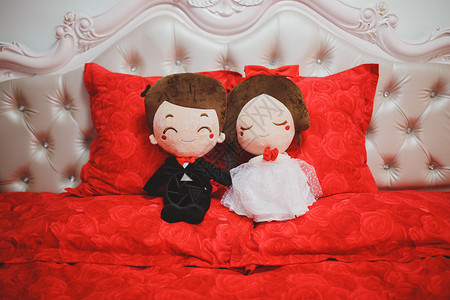 婚礼新床上的玩偶背景图片