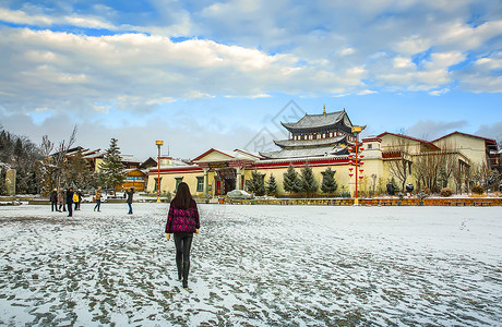 背影脚印云南雪后的鸡鸣寺广场背景