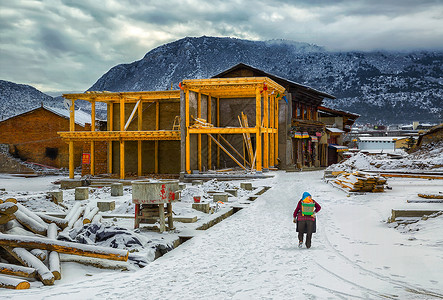 雪后大山里的建筑工地高清图片