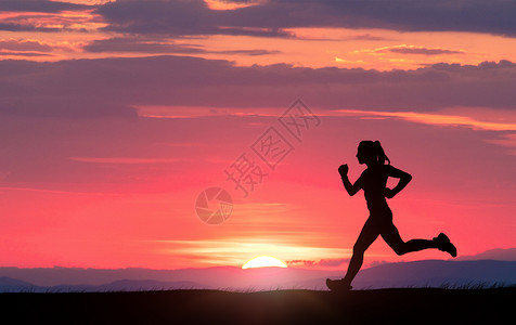 正能量女孩夕阳下奔跑剪影设计图片