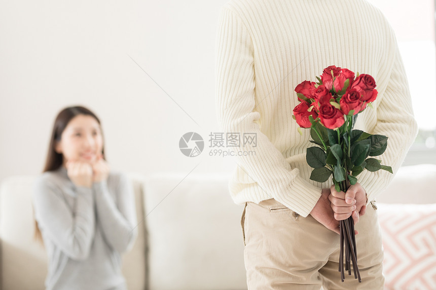 情人节男生送女生玫瑰花图片