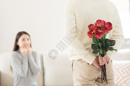 大笑情侣情人节男生送女生玫瑰花背景