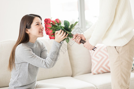 爱笑女生情人节男生送女生玫瑰花背景