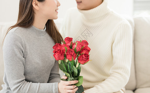 甜蜜微笑情人节男生送女生玫瑰花背景