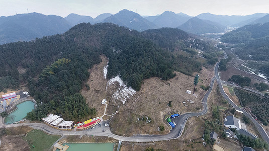 房屋开发被开垦的山间林地背景