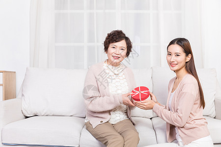 女儿送礼物给妈妈背景图片