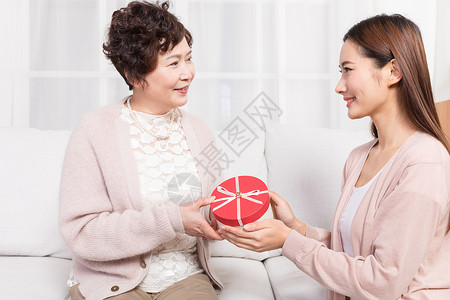 女儿送礼物给妈妈图片