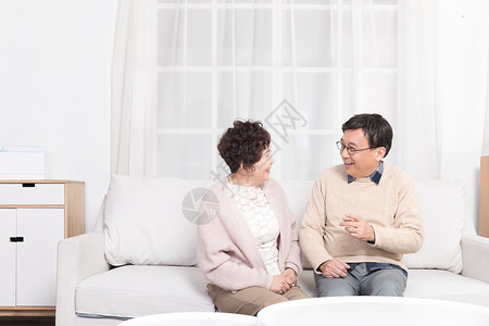 老年夫妻客厅坐着聊天图片