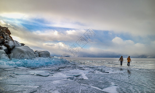俄罗斯寒冷冬天在广阔的冰上行走的人背景