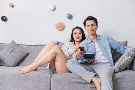 中国第一家电影院年轻情侣沙发上看电视背景