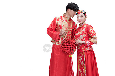 嫁人穿红装的情侣手持中国结背景