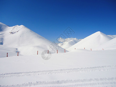 西藏那根拉垭口雪山背景图片