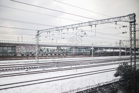 积雪的铁路铁轨图片