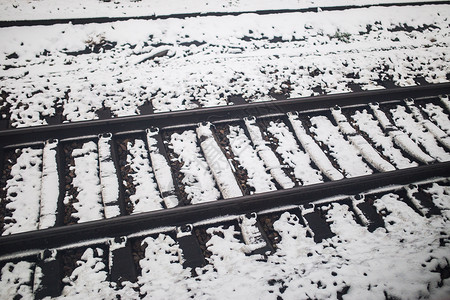 积雪的铁路铁轨图片