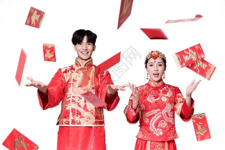 中式红装情侣身着红装红包飞洒背景