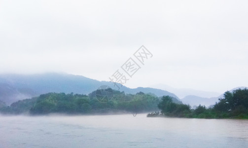 水墨意境的山水河流古堰画乡背景图片