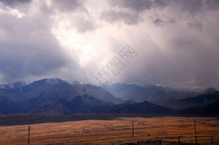 阴天壁纸新疆天山山脉草原乌云背景