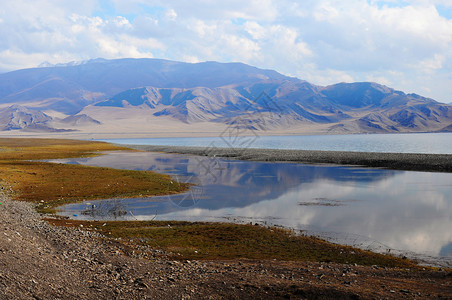 自然山水风景桌面新疆赛里木湖山水倒影背景