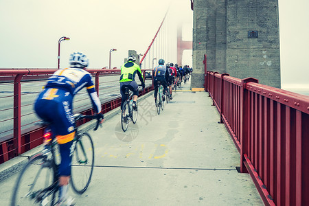 加利福尼亚州清晨旧金山大桥上骑行的人背景