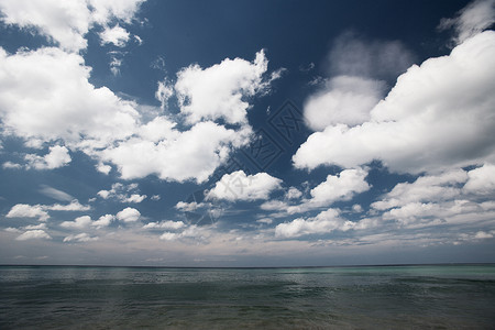 蓝天白云的海边休闲高清图片素材