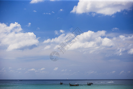 蓝天白云的海边图片