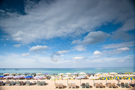 蓝天白云的海边沙滩背景图片