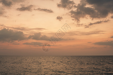夕阳下的大海图片
