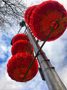 春节大街上喜洋洋的红灯笼高清图片