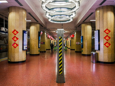 甘霖到来北京地铁里的春节气氛背景