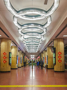 北京地铁里的春节气氛高清图片