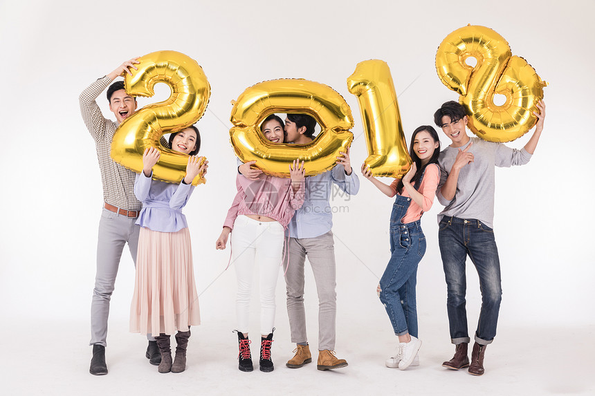 青年聚会手持2018气球庆祝棚拍图片
