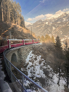 穿过雪火车穿过山脉的列车背景