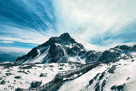 风雪中玉龙雪山的美丽雪景背景