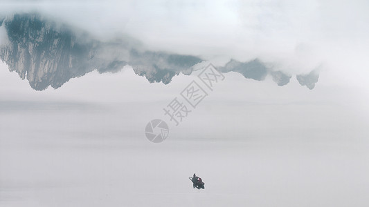 雪水墨江中水墨画般的倒影和小船背景