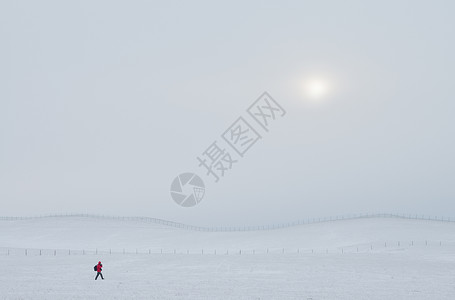 白茫茫雪地里行走的人背景图片