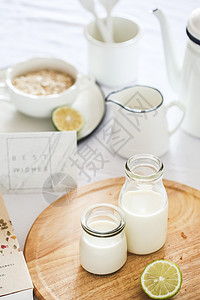 纯白短袖ins风牛奶燕麦早餐图背景