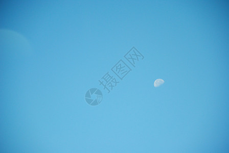 白天的月亮天空蓝纯色高清图片
