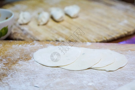 团圆妈妈包的饺子背景图片