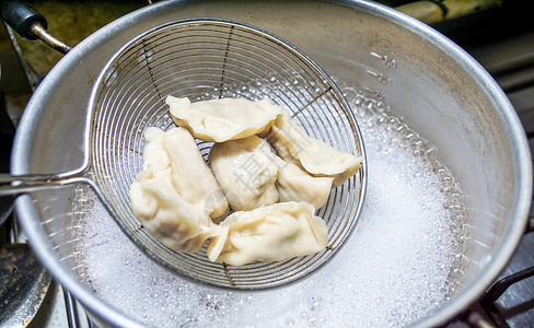 吃饺子饺子团圆妈妈包的饺子背景