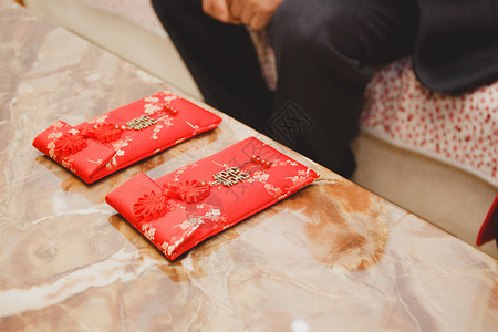 红包钱素材桌子上的大红包背景