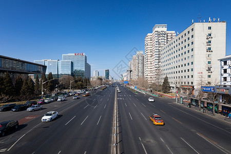 智能散发建筑与现代宽阔马路背景