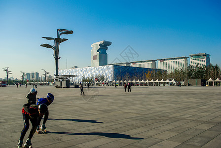 轮滑比赛北京国家体育场广场上锻炼的人群背景