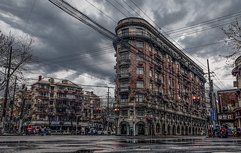 复古纽约城雨乌云下的武康大楼背景