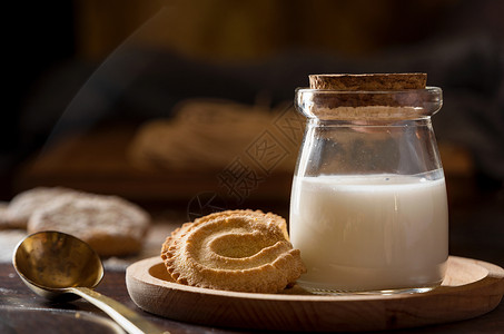 牛奶玻璃瓶牛奶饼干早餐背景