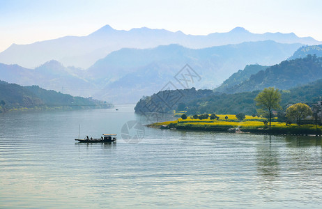 江河蜿蜒安徽新安江山水画廊背景
