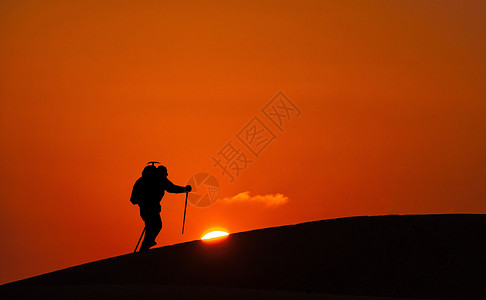 滑雪旅游装订夕阳下探险人物剪影设计图片