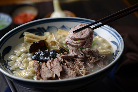 牛肉汤面筷子夹面条高清图片