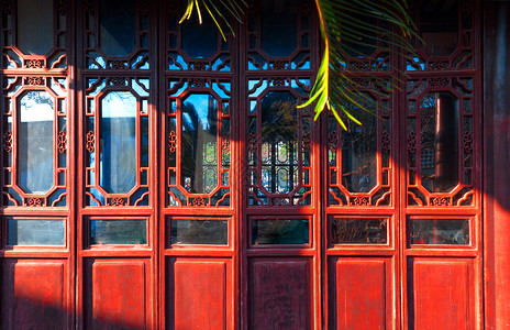 中国式恋爱园林红色木门背景